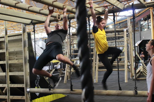 Obstacle run training. Monkeybars en ninja rings 