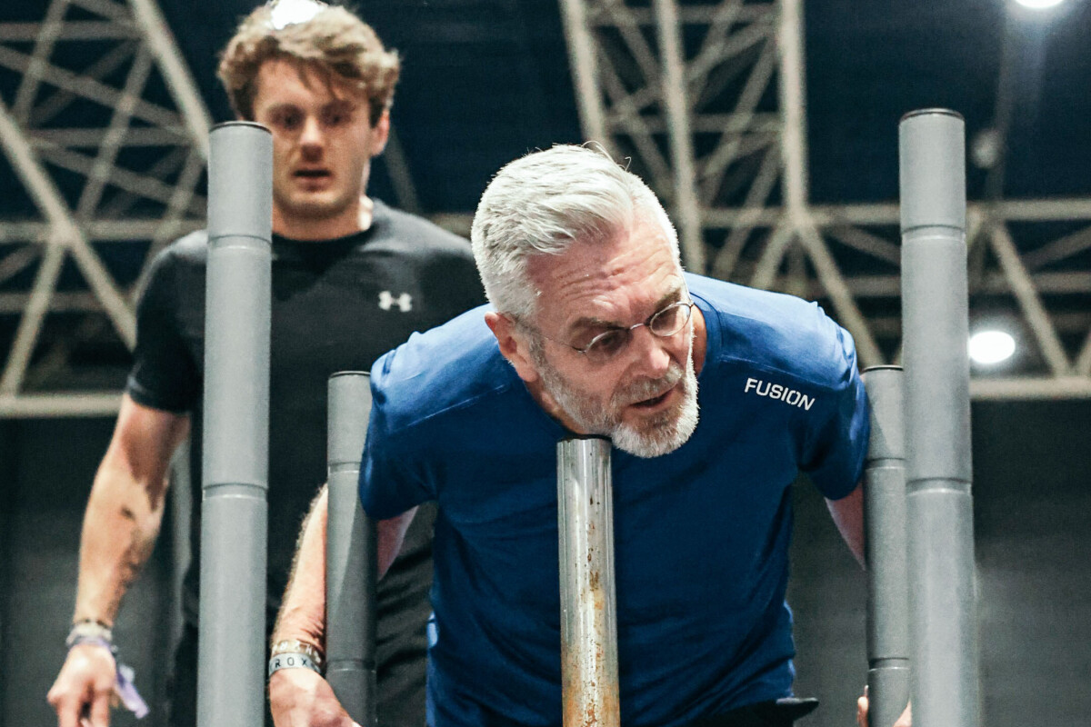 Vader (68) en zoon (29) samen naar de finish van HYROX Doubles